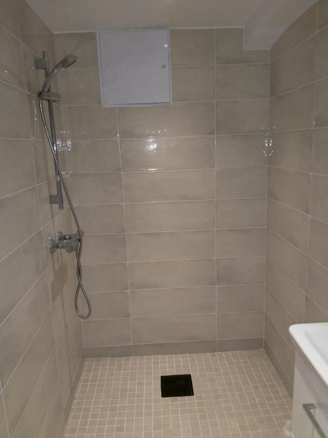 Renovated Semi- Basement 2 Bedrooms Furnished Apartment - Close To Everything In Moss Bagian luar foto