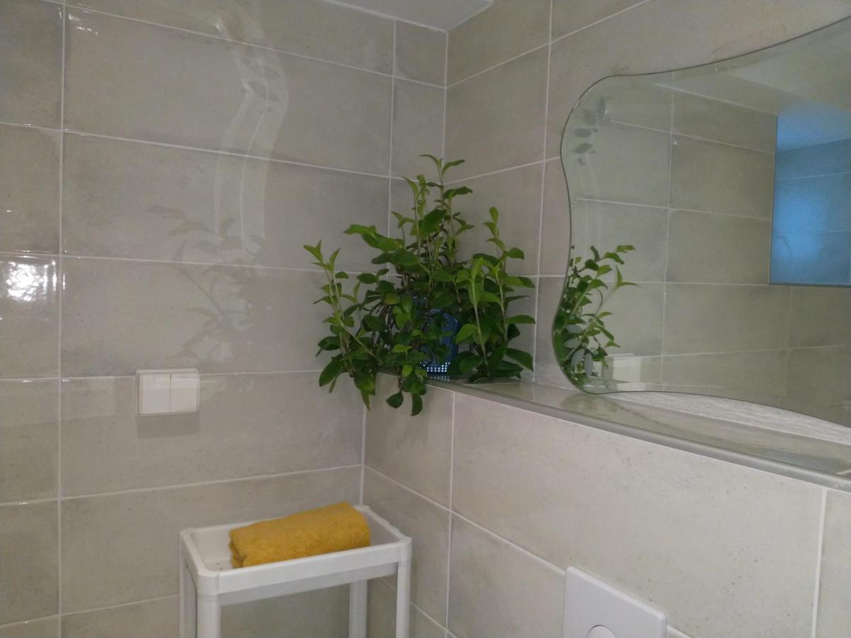 Renovated Semi- Basement 2 Bedrooms Furnished Apartment - Close To Everything In Moss Bagian luar foto