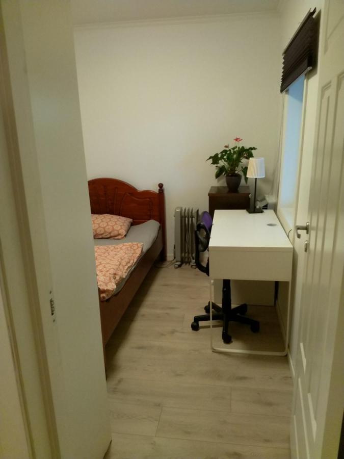 Renovated Semi- Basement 2 Bedrooms Furnished Apartment - Close To Everything In Moss Bagian luar foto