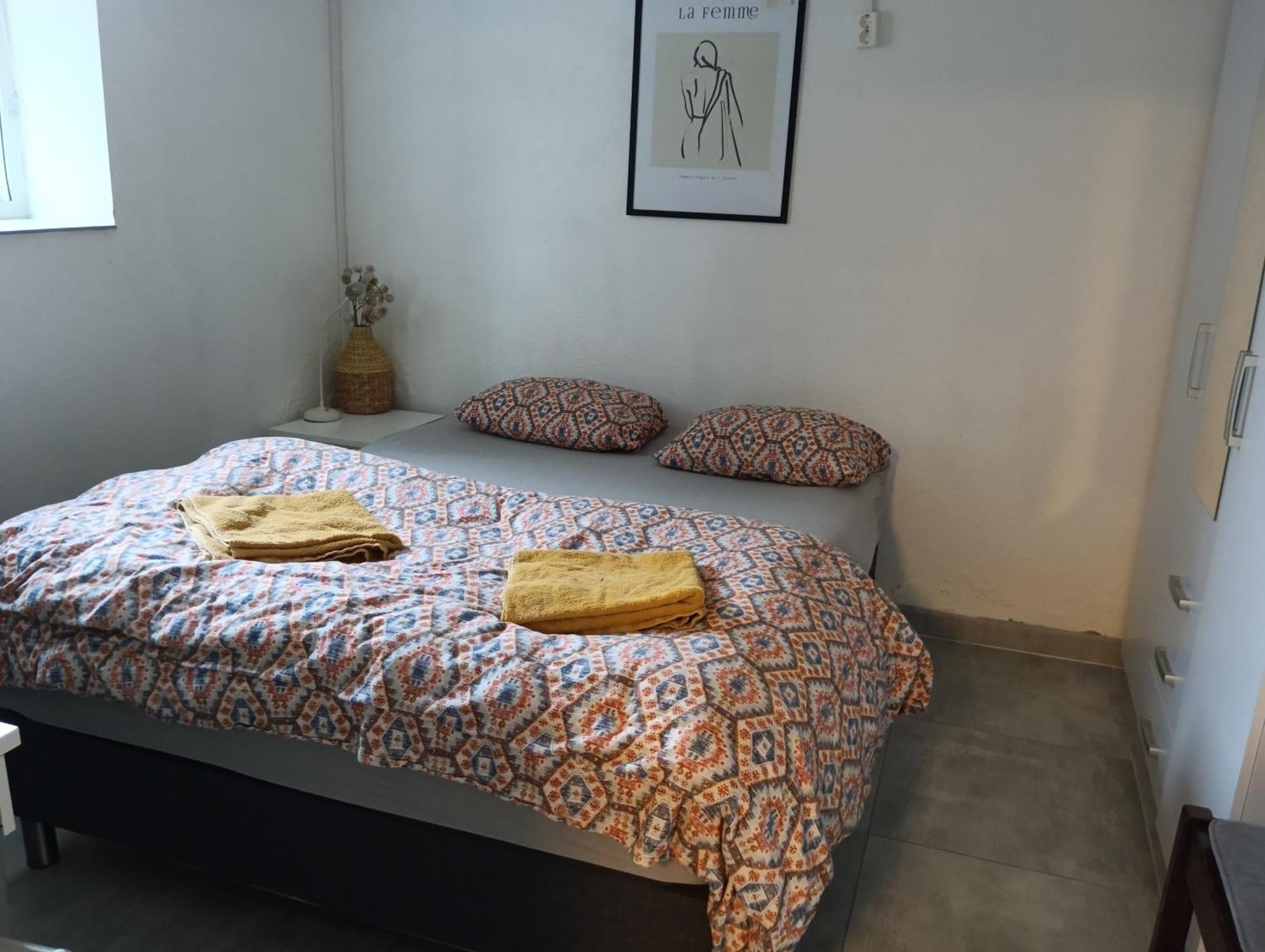 Renovated Semi- Basement 2 Bedrooms Furnished Apartment - Close To Everything In Moss Bagian luar foto