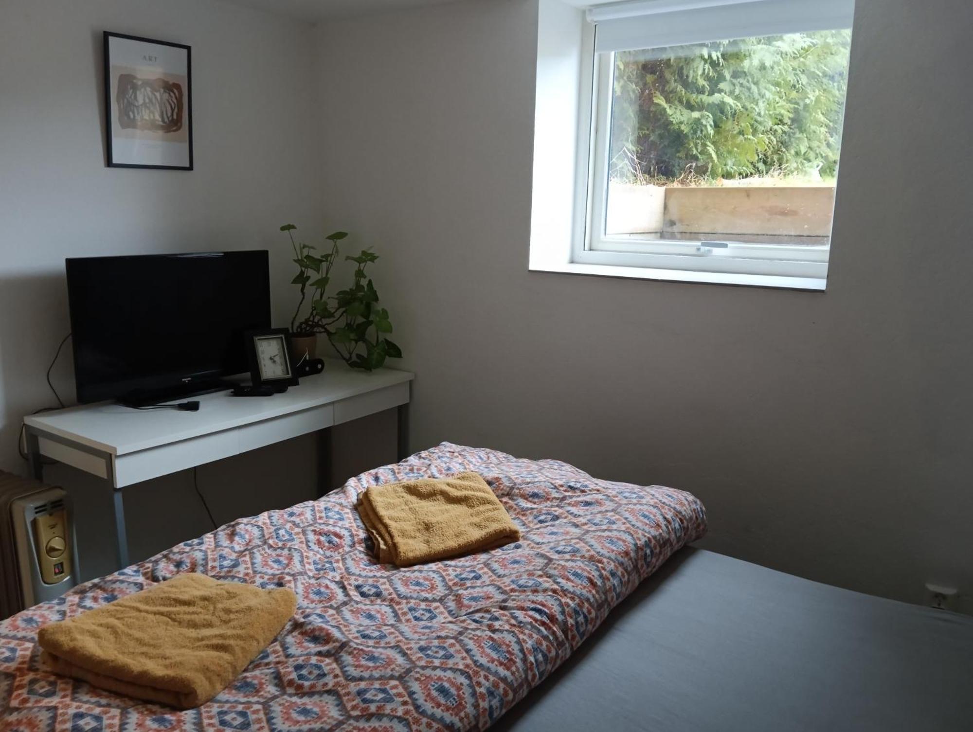 Renovated Semi- Basement 2 Bedrooms Furnished Apartment - Close To Everything In Moss Bagian luar foto